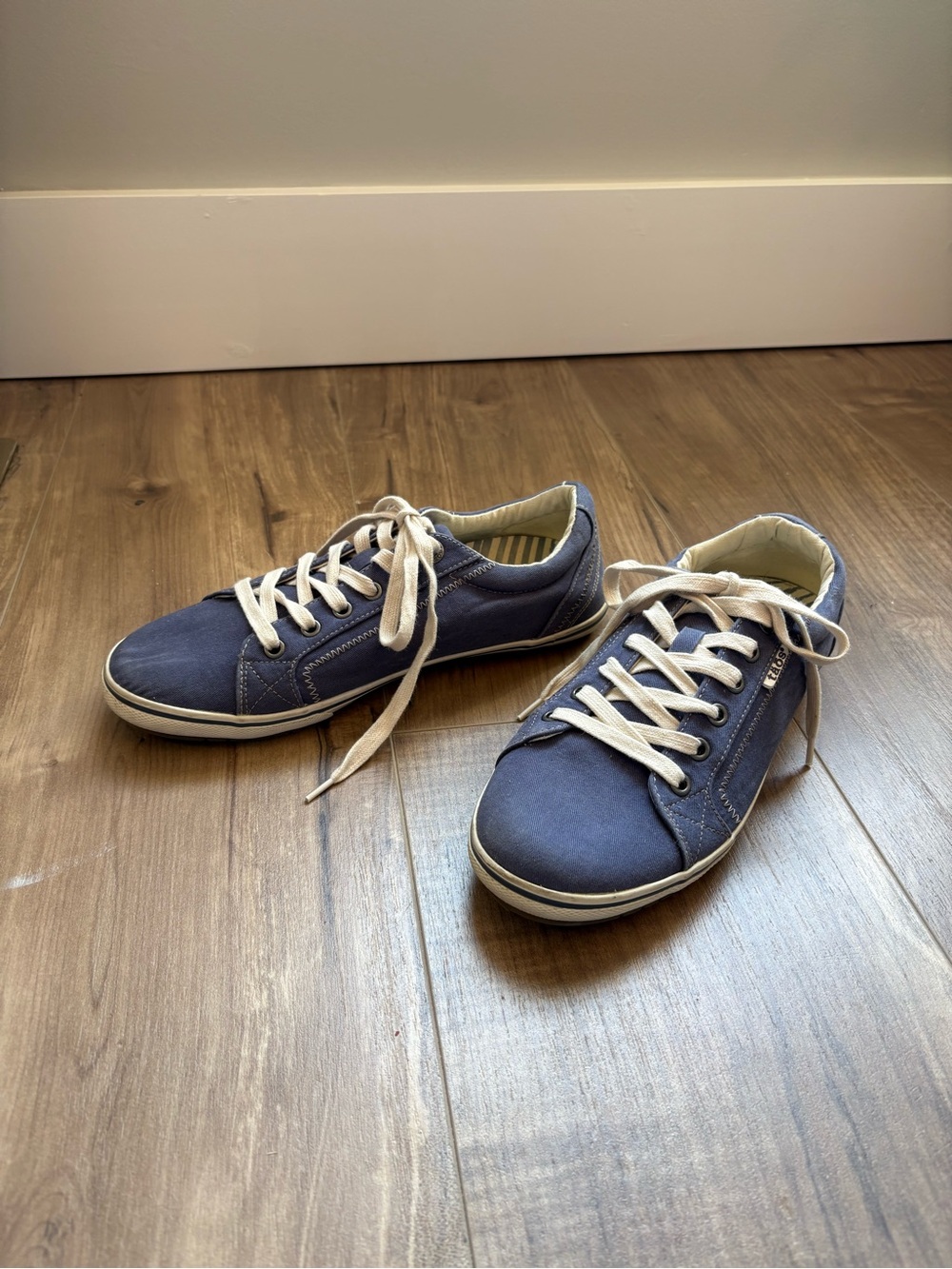 Taos Footwear Blue Canvas Low-Top Sneakers with Cream Laces